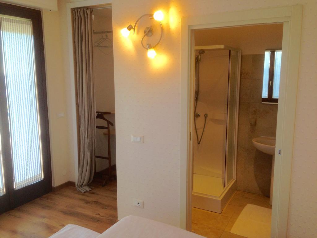 Dal Generale Hotel Moniga del Garda Phòng bức ảnh